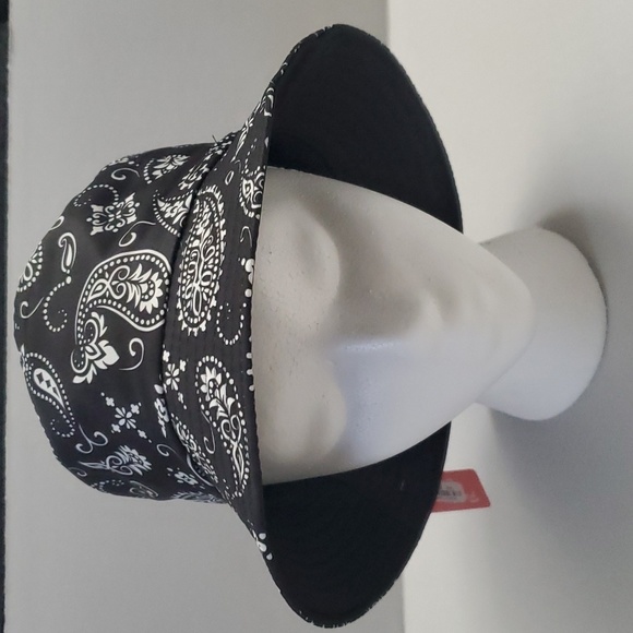 Black Bandana Reversible Bucket Hat NEW - Picture 1 of 3